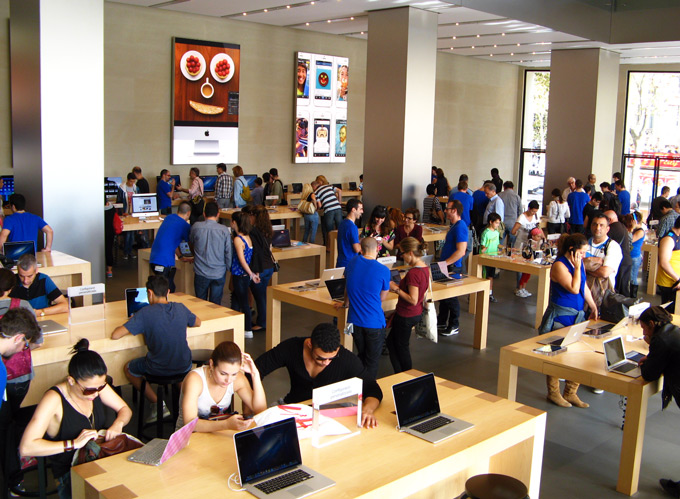 Crowds inside the Apple Store