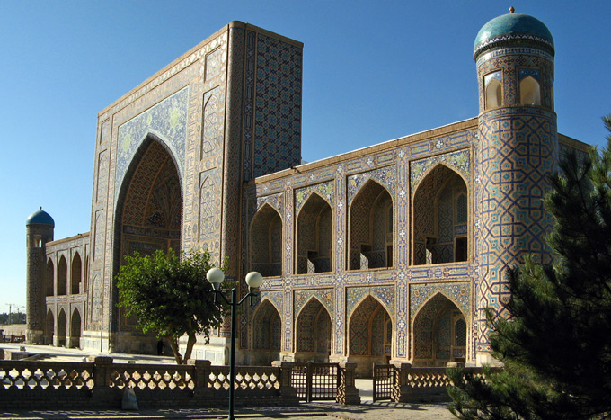 Tillya-Kari Madrassa, the middle building