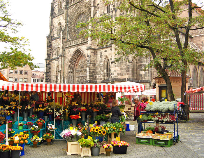 Weekend market in front of St. Lorenz